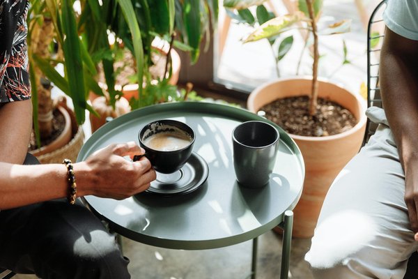 Plongez dans l'art du voyage léger avec une trousse minimaliste et performante !